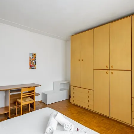 Kris- Bright With Parking! Apartment *