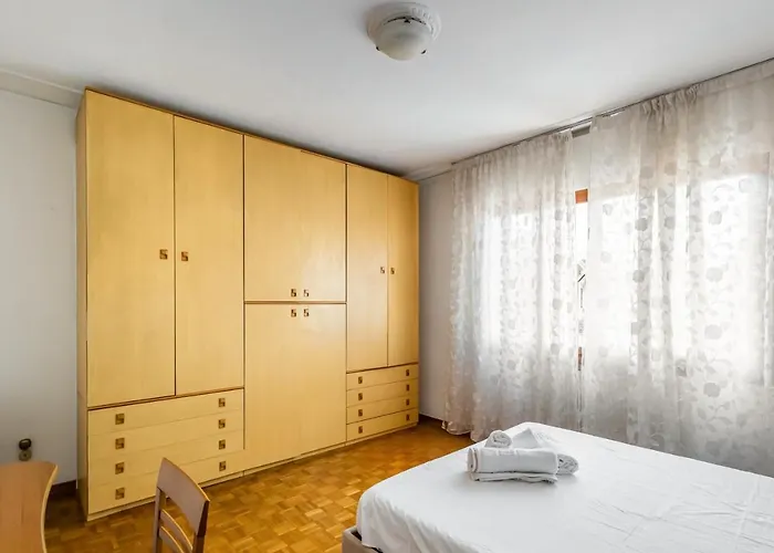 Guesthost - Kris- Bright With Parking! *