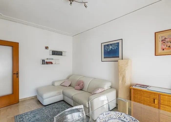 Guesthost - Kris- Bright With Parking! شقة