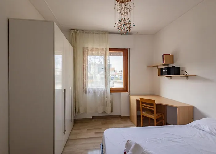 Guesthost - Kris- Bright With Parking! *